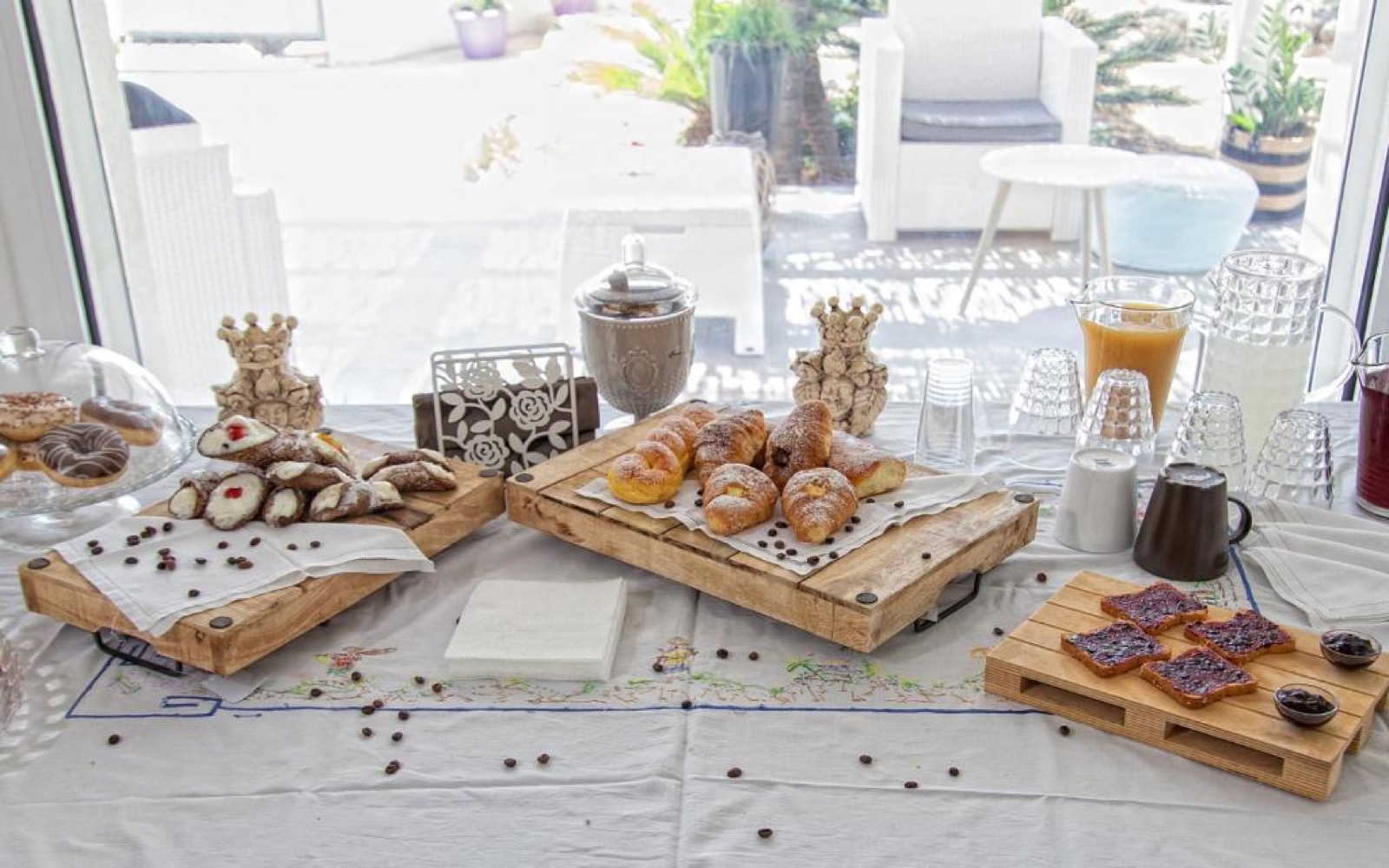 La colazione di Villa Masá — pasticcini, frutta, spremute
